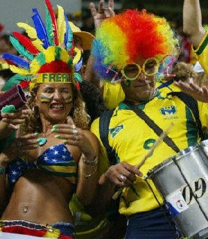 En la foto vemos a [Korner] izq y a Kabrinchu dch animandonos en la partida. La verdad que lo mejor de la partida la cantidad de gente que vino a apoyarnos... creo que ya esta claro... nos odiaran algunos, pero otros nos adoran